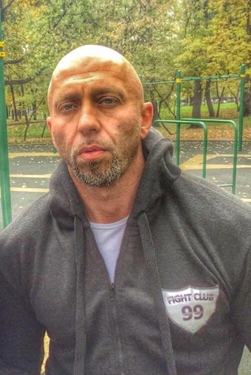 В композиции Сергей демонстрирует впечатляющий флоу. «Если рэп — это Бейонсе, то я Джей Зи, если рэп — это Иисус, то я антихрист», — отмечается в треке