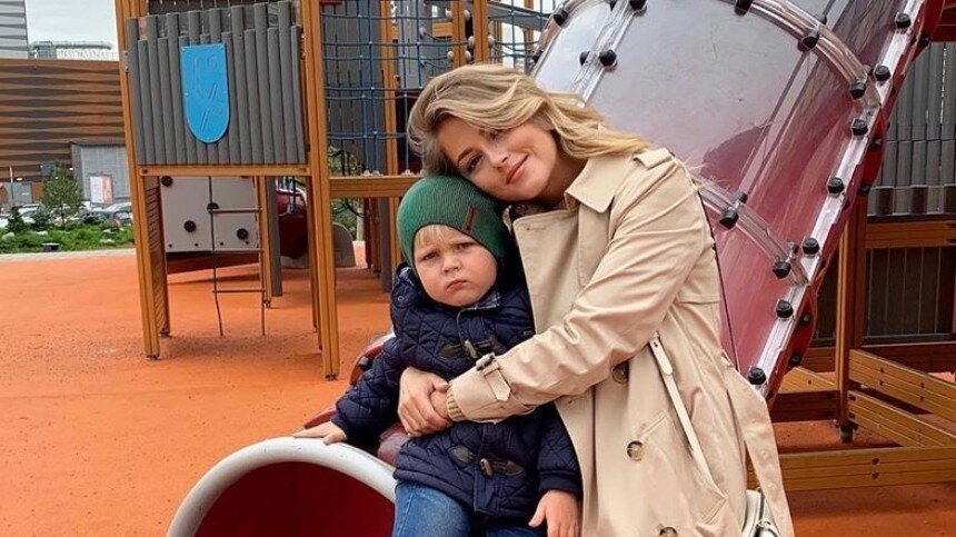 Анна Михайловская и эё сын 