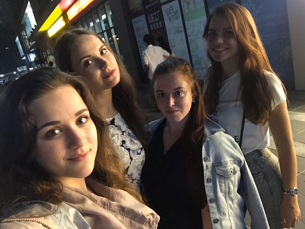 Слева направо: Лиза, я, Оля, Наташа.