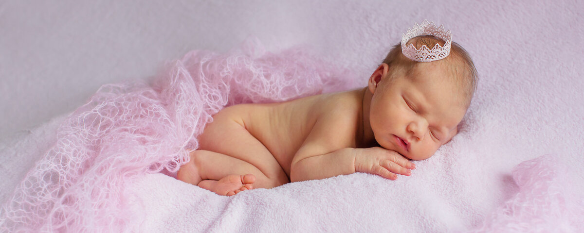 Женщина с младенцем в роддоме. Красивый новорожденный. Первой родилась девочка. Красивый новорожденный. Первой родилась девочка.