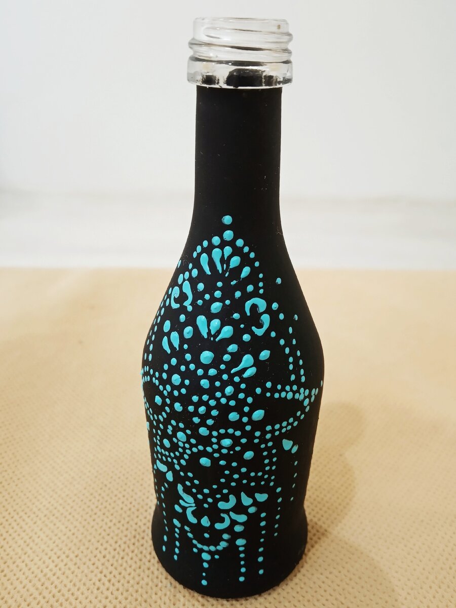Одна из свежих работ. Множество маленьких бутылочек покрыты одним фоном (черной матовой краской), затем наносится рисунок.