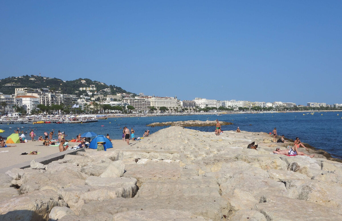 Вид на город со стороны крепости. Дикий пляж. 