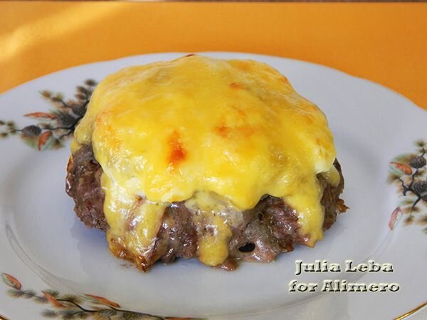 такая большая котлета с начинкой будет желанным угощением абсолютно в любое время года! 
