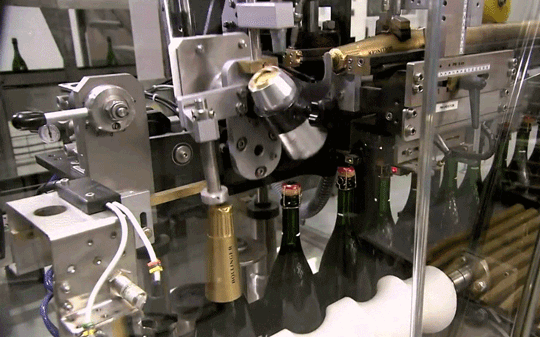 Можно бесконечно смотреть на огонь, на работающего и на укупорку. Медитативное зрелище