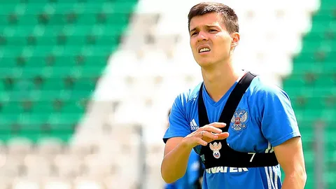 Полтора своих первых года в сборной, половину 2016-го и весь 2017-й, Станислав Черчесов не мог обходиться без Дмитрия Полоза. Перед чемпионатом мира, правда, форвард из состава выпал – из-за того, что совсем не играл у Манчини в «Зените». Воссоединившись летом 2018-го с Бердыевым в «Рубине», Полоз вернулся в сборную, но ненадолго. За весь 2019-й он ни разу не попал даже в расширенный список Черчесова. Да и сейчас, в марте 2020-го, не попал бы тоже. Потому что теперь он стал запасным уже не в «Зените», а в «Сочи». 
Вот хроника его участия в весенних матчах своего клуба: «Арсенал» – 12 минут, «Урал» – 2 минуты, «Оренбург» – 0 минут, «Краснодар» – 0 минут. Итого 14 минут. Кокорин, Мостовой, Бурмистров, Заболотный, Карапетян – любой из них в четырёх этих встречах провёл на поле времени больше. Говоря иначе, в негласном рейтинге атакующих игроков своей команды Полоз сейчас шестой.

Шестой в «Сочи»! Тогда как пару лет назад был не ниже третьего в России. Что происходит?

* * *

В недавнем интервью «Спорт-Экспрессу» Александр Точилин дал понять, что осенью к Полозу были претензии по желанию и самоотдаче, и добавил: «Я не знаю, что происходит у него в голове». В то время как Роман Березовский, подменивший Точилина перед зимней паузой, оценил игрока в совсем иных интонациях: «В тех матчах, что я руководил «Сочи», Полоз был одним из лучших. С «Уфой» вообще отыграл на топ-уровне. Пахал на команду, выполнил громадный объём беговой работы, забил гол. Ну а замена на 55-й минуте планировалась изначально. Против «Рубина» Полоз провёл весь матч и выглядел здорово, поучаствовал в голевой атаке».