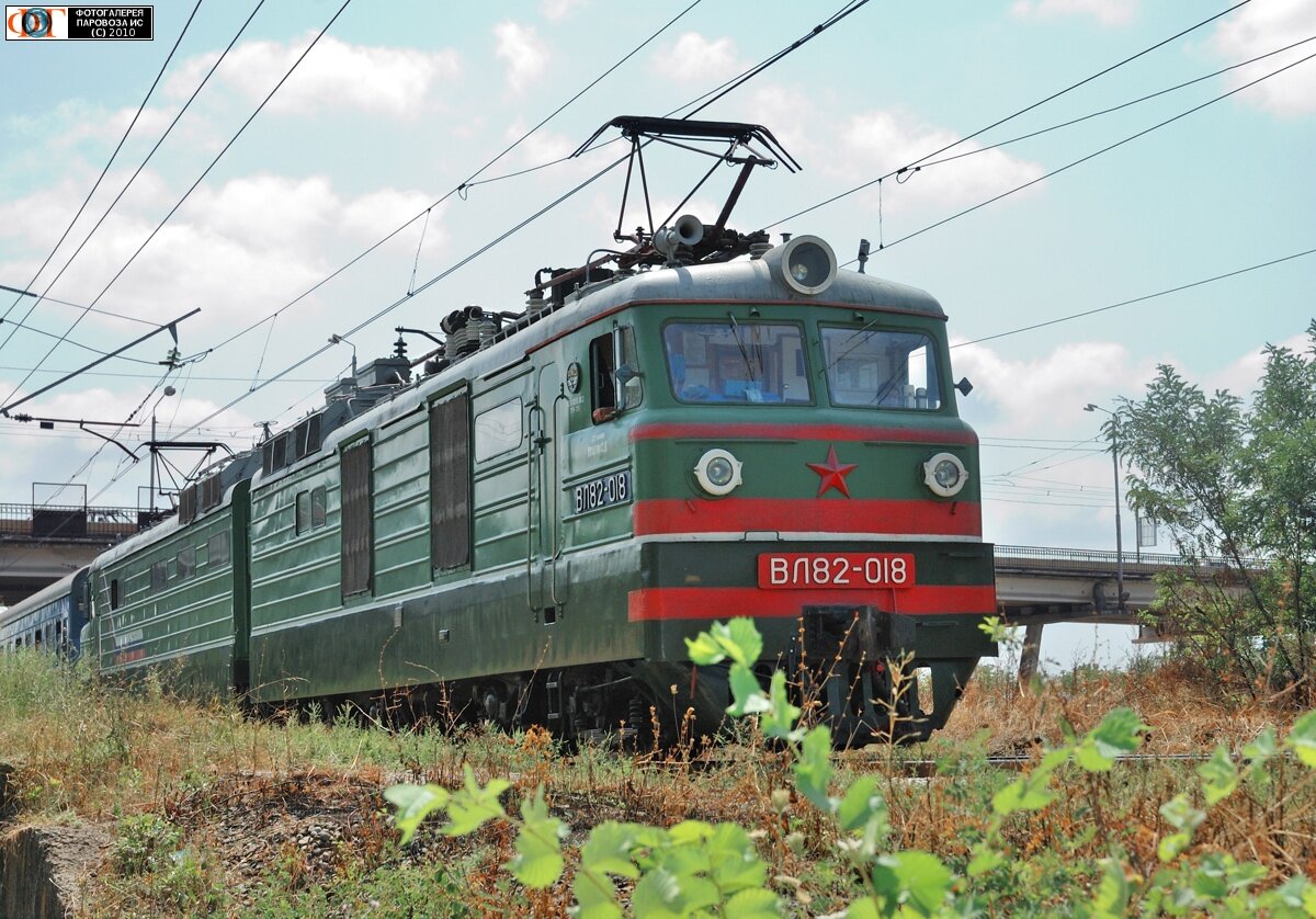 Электровоз ВЛ82-018 в голове поезда Кисловодск - Киев, перегон Пятигорск - Лермонтовский , Ставропольский край, 2005 г., автор: Папараццо, сайт parovoz.com