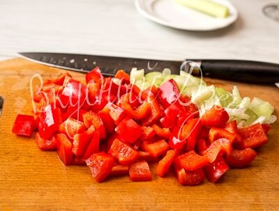 Максимально мелко рубим лук. Смешиваем с мясным фаршем, сухарями и яйцом, солим по вкусу. Хорошо перемешиваем. Сладкий перец нарезаем на небольшие кусочки, сельдерей рубим поперек на ломтики толщиной 2-3 мм. 