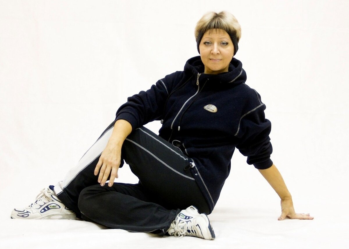 
Прошу прощения за мой французский!)

Уверена, что все мои реальные и виртуальные друзья сейчас подумали, что это шутка. Со стороны кажется, что я – зайчик-энерджайзер, переполненный энергией, успевающий сделать сотни разнообразных дел в день... Действующий инструктор по фитнесу с 30-летним стажем, каждое утро делающий планку 10-15 минут... Поэт, автор 17 поэтических сборников, регулярно выступающий с поэтическими моноспектаклями... Журналист, придумывающий, организующий и ведущий встречи с медийными людьми из цикла "РАЗГОВОРЫ ЗА ЧАШЕЧКОЙ ЧАЯ"... Теле- и радиоведущая, автор нескольких циклов программ: и в прямом эфире,  и смонтированных... Художник, проводящий мастер-классы по правополушарному рисованию... Дизайнер и портной практически всех своих концертных платьев и большей части одежды, которую я ношу... Что ещё? Редактирую чужие книги... Работаю над коллективными сборниками стихов и прозы, как автор проекта и главный редактор... Монтирую видео и аудио... Умею шпаклевать и красить стены, обожаю клеить обои, вообще, всё, что связано с ремонтом – это моё! И многое, многое другое. Но факт есть факт: Я – ЛЕНИВАЯ Ж@ПА!!!

И спорить тут бесполезно – я-то знаю себя лучше всех!

Небеса были очень щедрыми ко мне и наделили разнообразными способностями, но ни одну из них я не смогла сделать главной в своей жизни, я разбрасываюсь и до сих пор не смогла определиться: что же я люблю делать больше всего??? И мне всё ещё кажется, что я успею это сделать...

Я ужасно увлекающийся человек, "запойный", как я люблю говорить – то поэтический запой, то живописный, то ещё какой-нибудь... Но поставить себе цель – добиться высокой планки в каком-то одном деле – я почему-то не могу, не интересно мне долго заниматься чем-то одним... И ещё есть у меня особенность: если не озвучу в публичном пространстве, что, например, буду голодать неделю со следующего понедельника (был в моей жизни длительный период, когда я жила по системе Поля Брега и регулярно голодала от 1 до 21 дня, кстати, это меня буквально спасло от целого букета болезней), то буду откладывать до бесконечности, если не напишу на своей странице, что буду делать планку каждое утро, то, скорее всего, найду отмазки и начну халявить и т.д. и т.п. Ну лентяйка я!!! Не работает со мной система: сначала сделай, а потом рассказывай. У меня всё наоборот. Моя любимая цитата из Высоцкого: "Уж если я чего решил, так выпью обязательно!" работает в моём случае только, если я озвучу своё решение, так, чтобы обратного хода не было. Именно такую тактику борьбы со своей ленью я выбрала, и она неплохо работает.

А как боретесь со своею ленью вы?

Буду благодарна за ваши рецепты в комментариях!)

