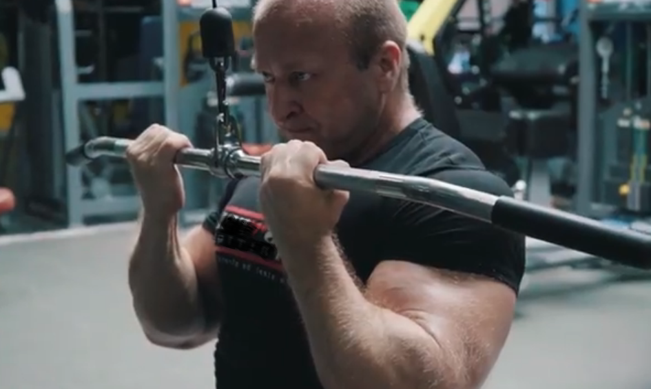 Тяга вертикального блока на бицепс