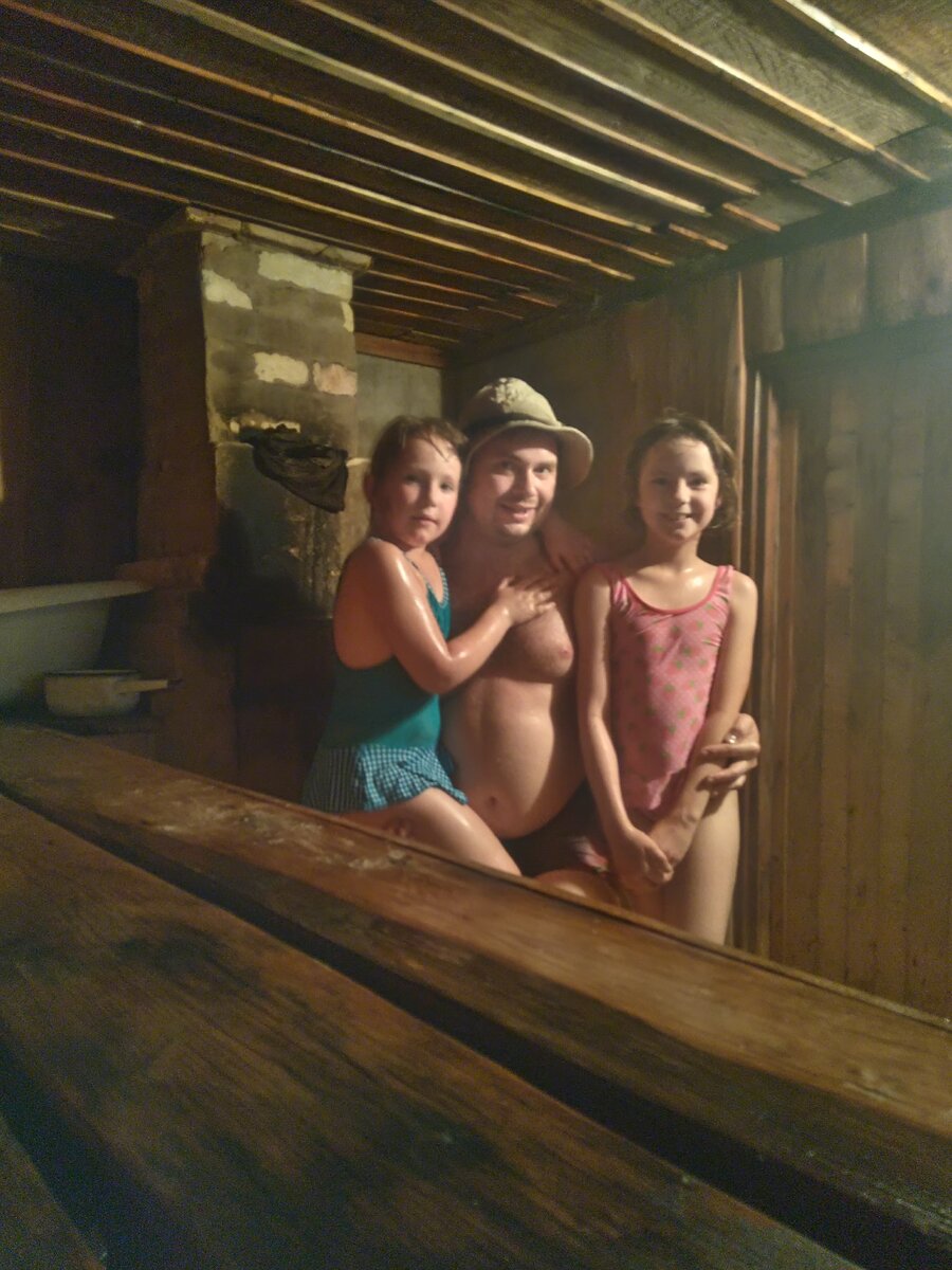 мы с сестрой моемся в бане голыми фото 94