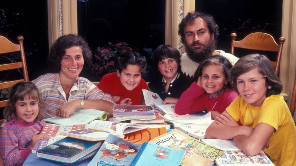 Хоакин Феникс в детстве со своей семьей.