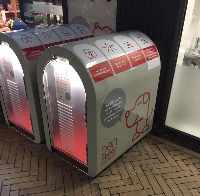 А в Дании есть вот такие уютные и комфортные будки, где собаки могут отдохнуть, пока люди бегают по магазинам