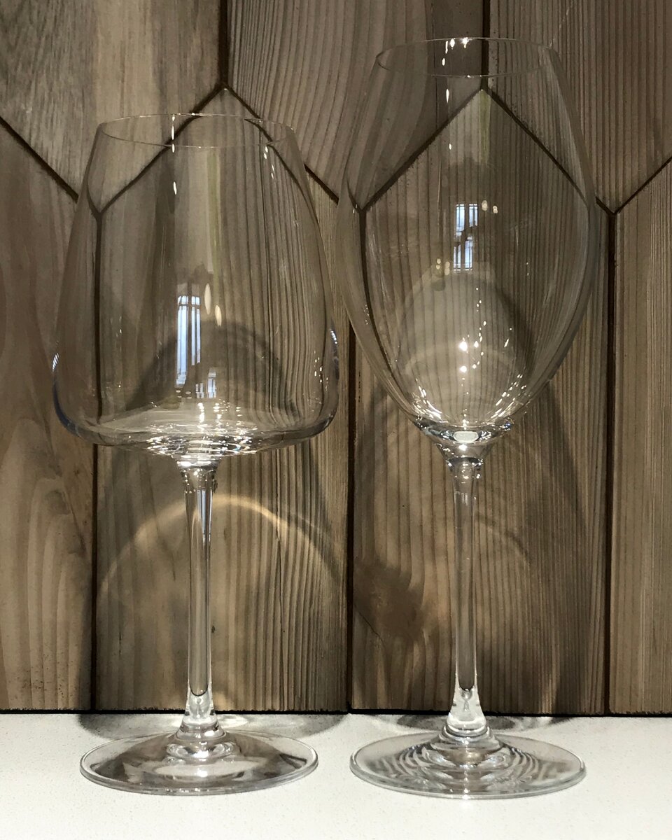 Для красного – слева, для белого – справа