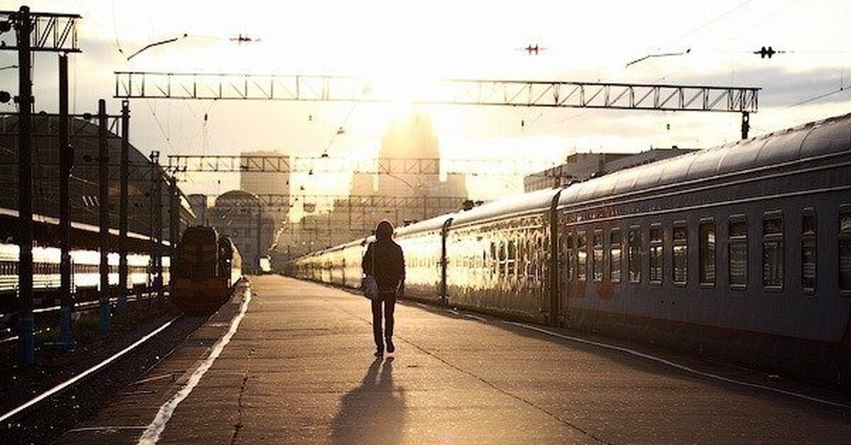 Настоящий в другом городе. Парень на перроне. Фотосессия на вокзале. Уходящий поезд. Парень на перроне вокзала.