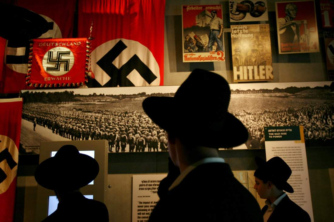 Изображение: ультраортодоксальные еврейские мужчины посещают Музей Холокоста Яд ва-Шем в Иерусалиме 24 апреля 2006 года. В понедельник Израиль отмечает ежегодный День памяти шести миллионов евреев, погибших во время Холокоста Второй мировой войны. REUTERS/Gil Cohen Magen