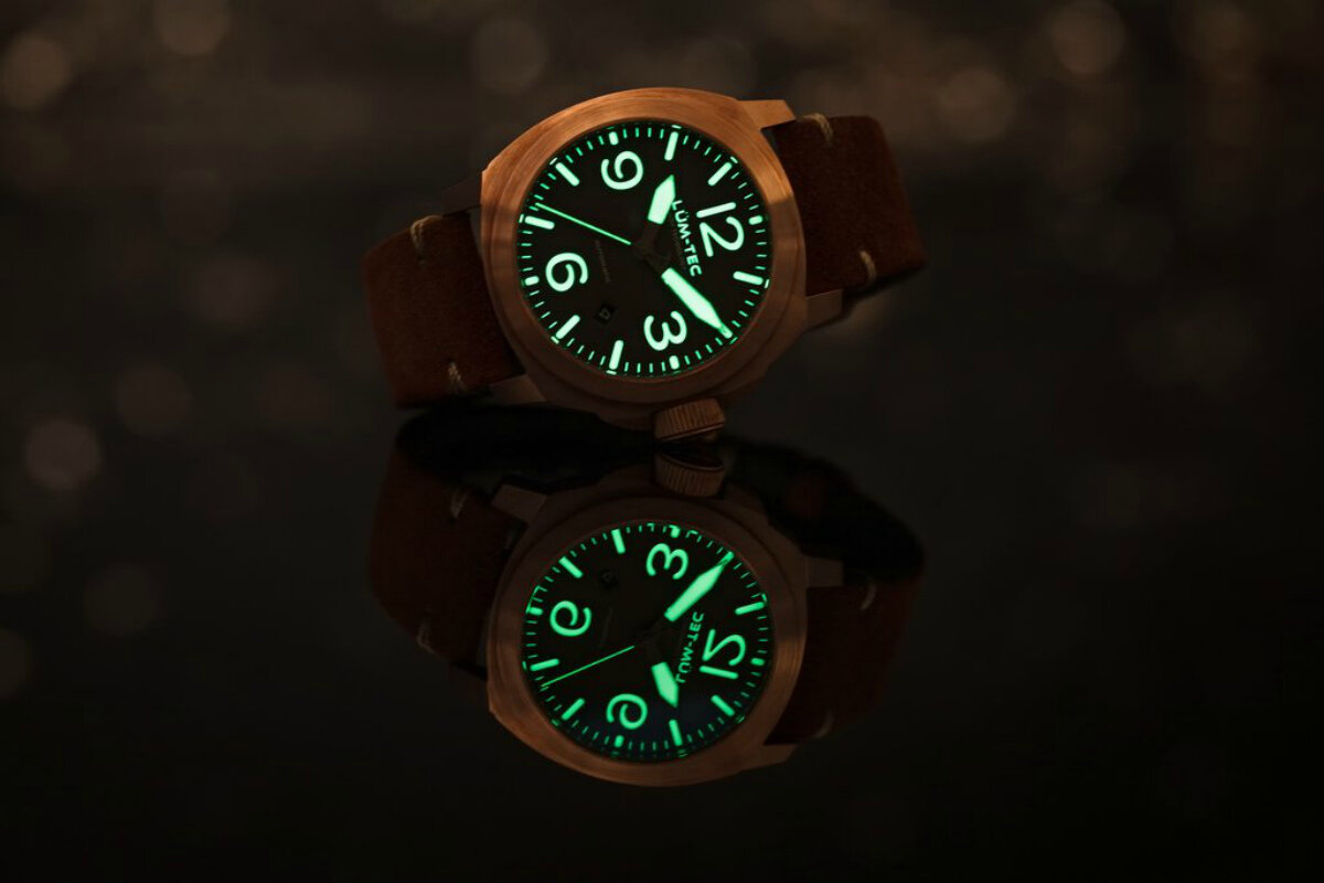 Часы используют. Наручные часы на руке. Исторические часы. Часы винтаж гравировка. Механизм механических часов.