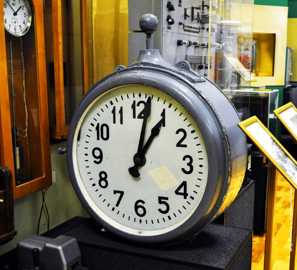 Магазин часов таганрог. Уличные часы. Старые Вокзальные часы. Вторичные часы. Советские уличные часы.