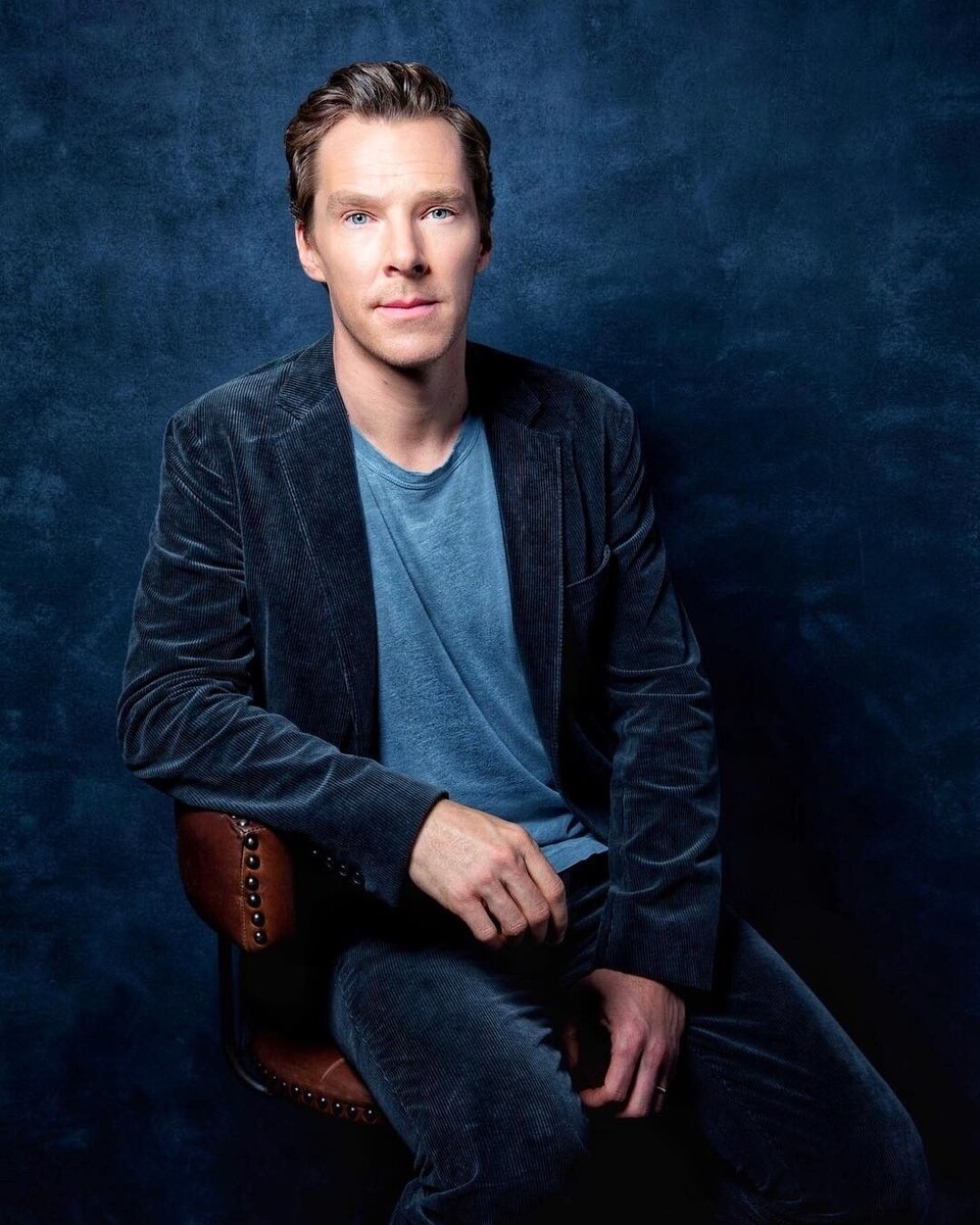 Британский актер Бенедикт Камбербэтч. Наиболее известен в таких фильмах, как "Мстители: Война Бесконечности", "Тор: Рагнарёк", "Доктор Стрэндж", "1917" и сериале "Шерлок".