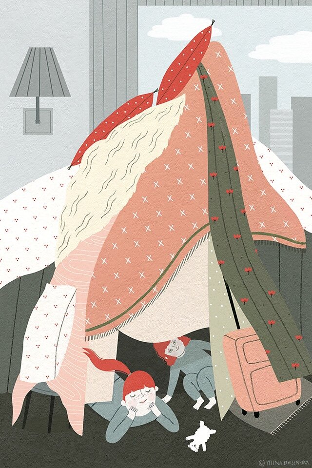 Строить домики из мебели и одеял любят дети всех возрастов.