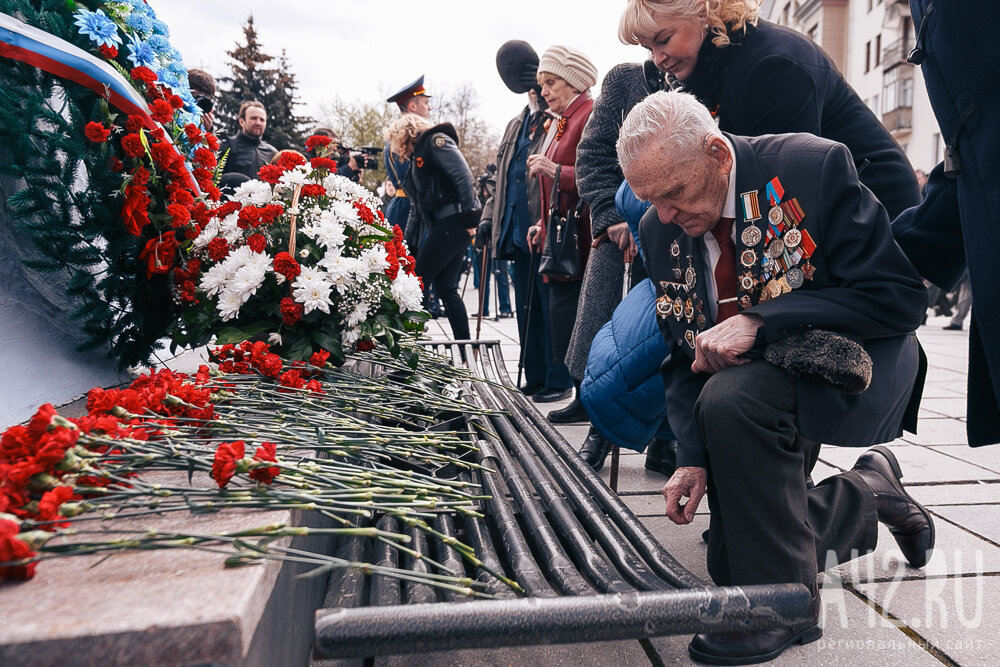 Ветеран у памятника рисунок