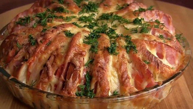 Заливной пирог с колбасой и сыром