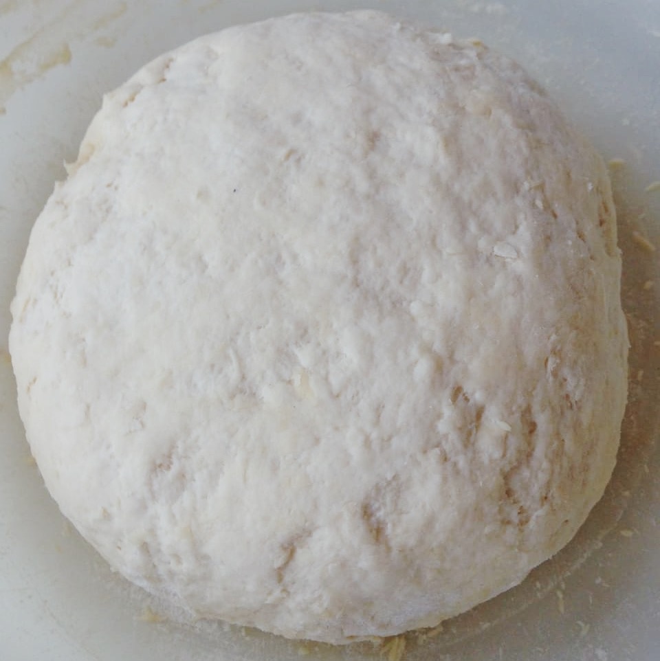 Выместить быстро мягкое тесто (не забивать тесто, чтобы мягкое было) и убрать в холодильник на 30 мин. и больше