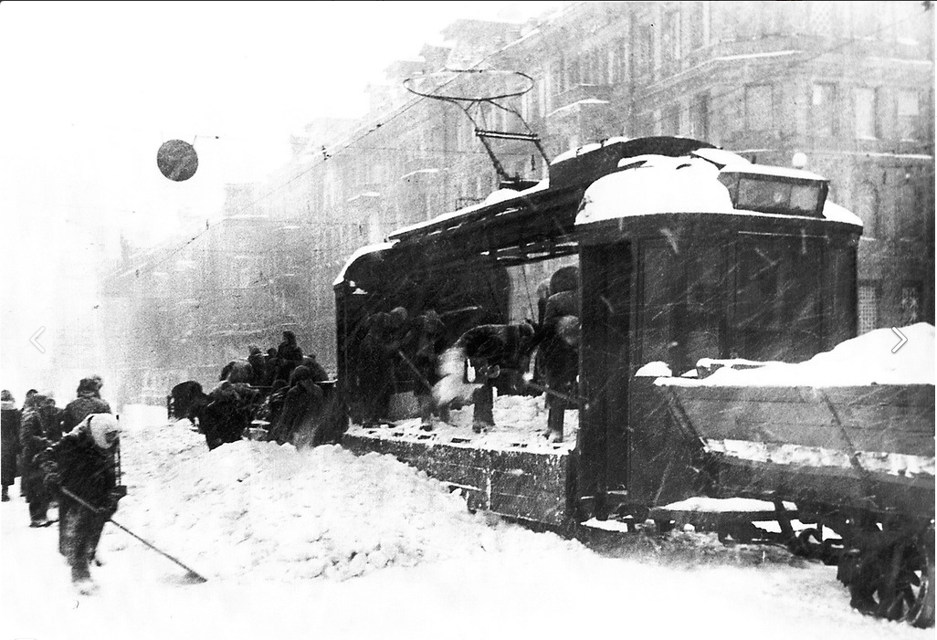 Жители блокадного Ленинграда зимой 1941-1942 годов