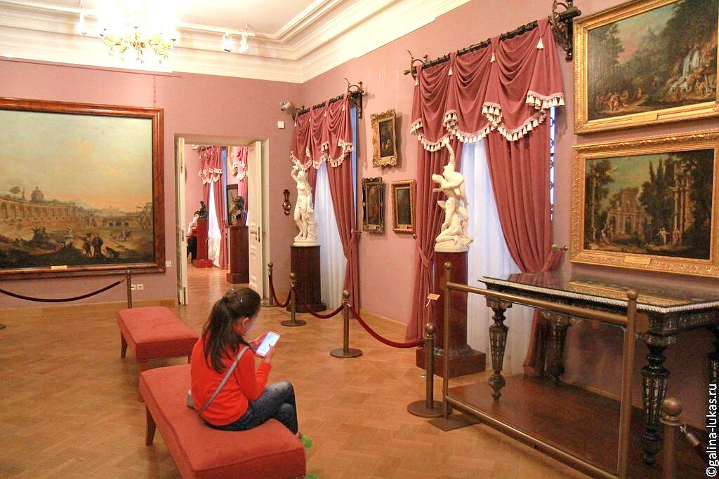 В одном из залов Картинной галереи в Твери. Фото автора
