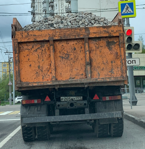 Нередко из кузова может выпасть камень.