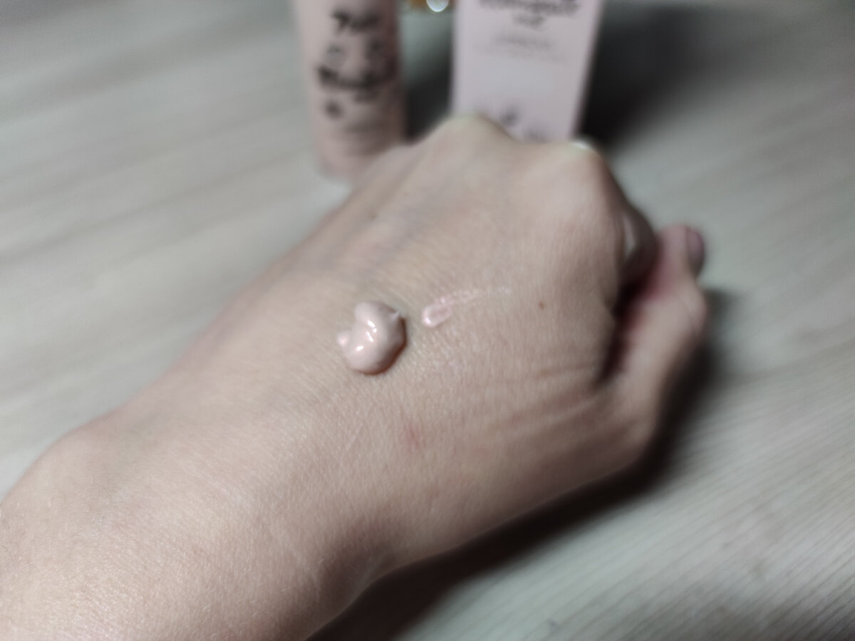 Сияющий крем-флюид для лица 4 в 1, оттенок 01