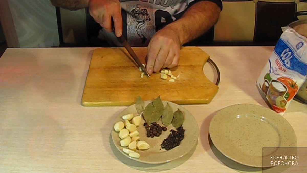 Режу чеснок для сала