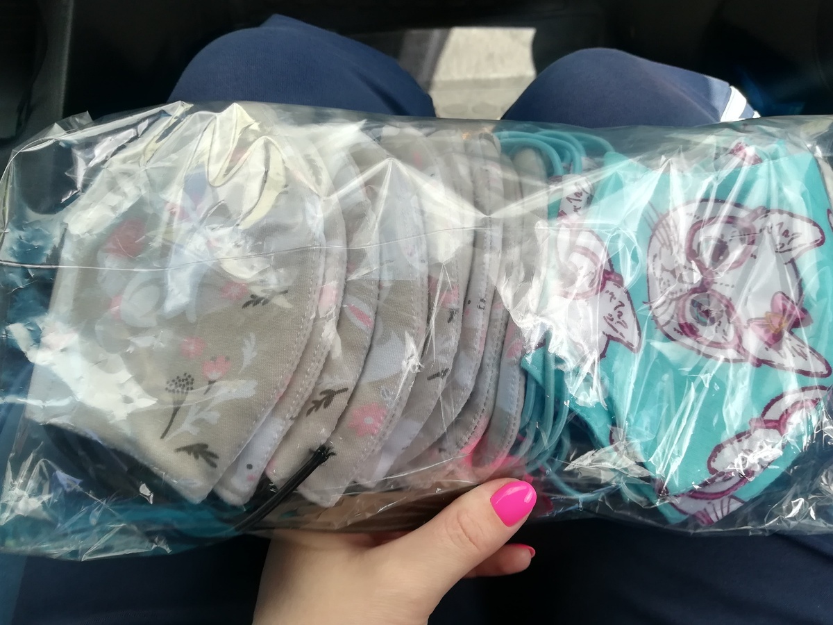 Маски 20 штук с кошками и зайками.