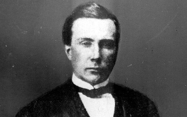 Джон Рокфеллер в молодости
Сразу после окончания школы будущий миллиардер поступает в коммерческий колледж. Именно здесь окончательно сформировался бизнесмен Джон Рокфеллер. Он также прошел курсы бухгалтера, на которых освоил основы финансового управления.
