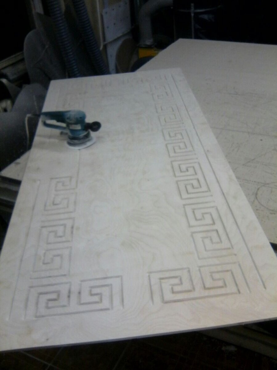 Шлифую орбитальной шлифмашинкой только что отфрезерованную фанеру