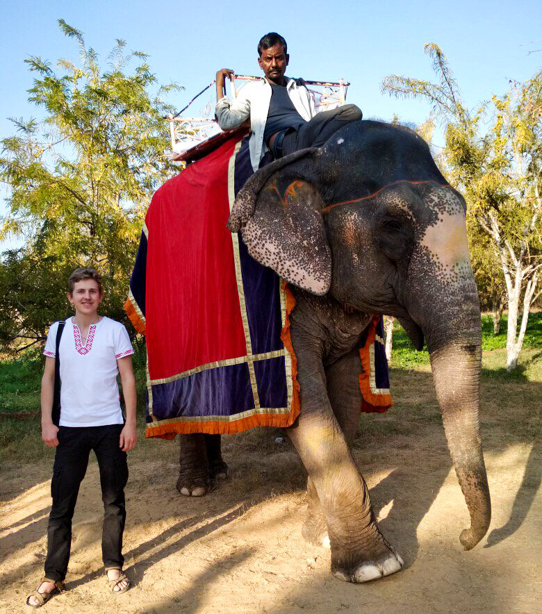 Я на слоновьей ферме. Правда это было не в Дели