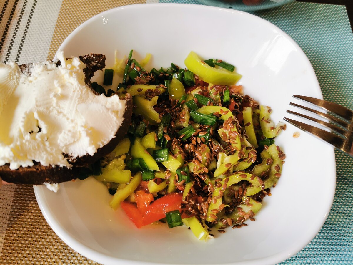 Овощной салат и семенами льна и льняным масло