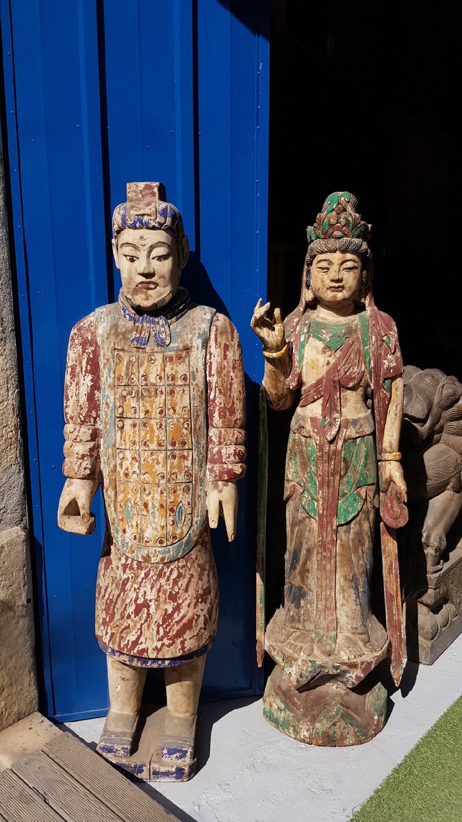 с порога вас гостеприимно встречают статуи в рост человека