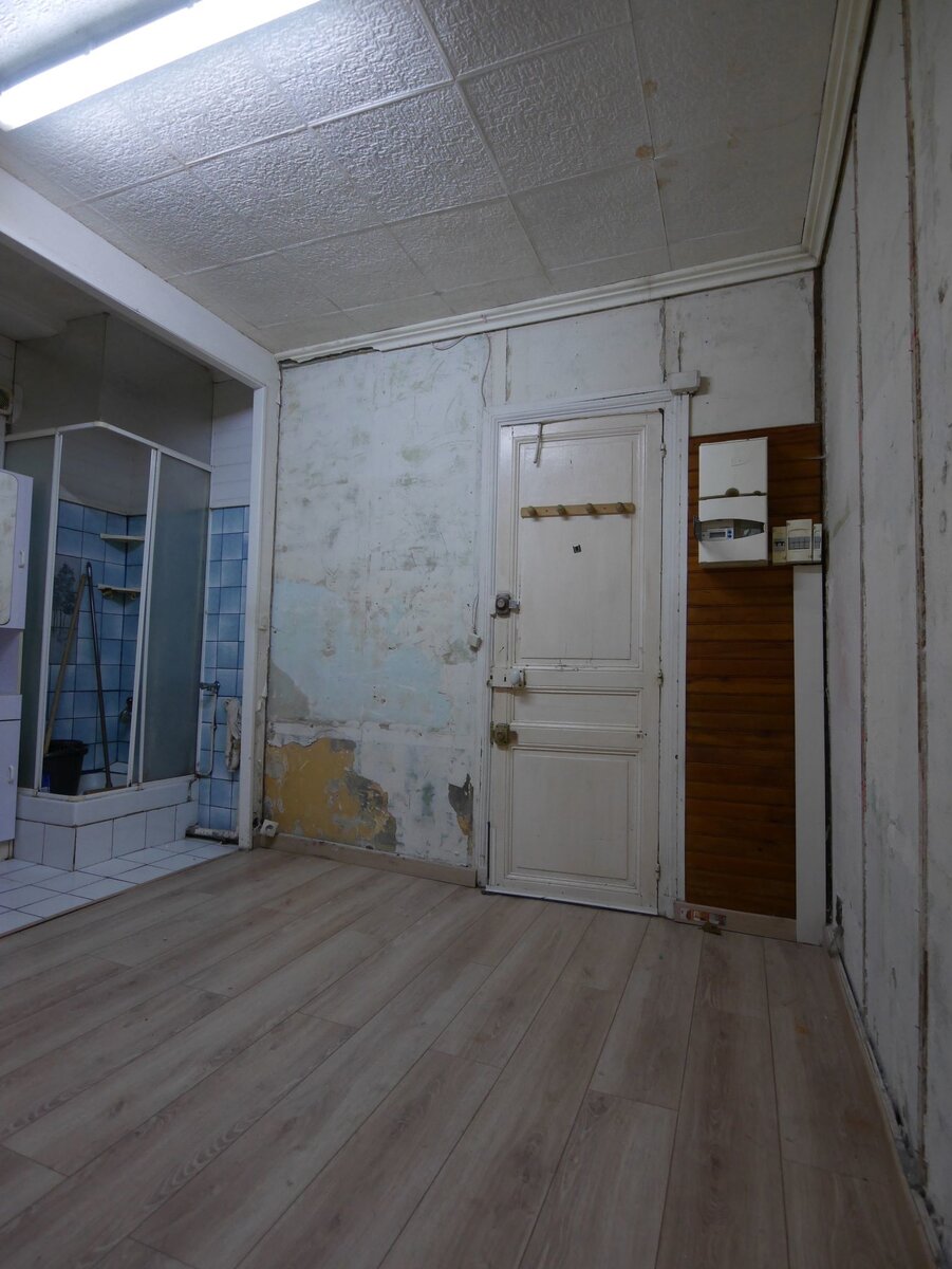 Студия под Парижем до ремонта. Состояние студии приближалось к аварийному