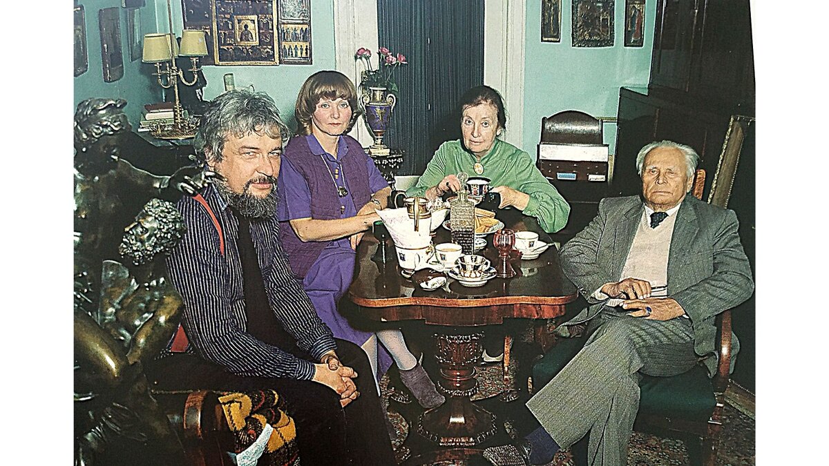 Художник в родительском доме. Справа от него его жена - Виктория Лузина, его мать Нина Ромадина и отец - академик пейзажной живописи Николай Ромадин