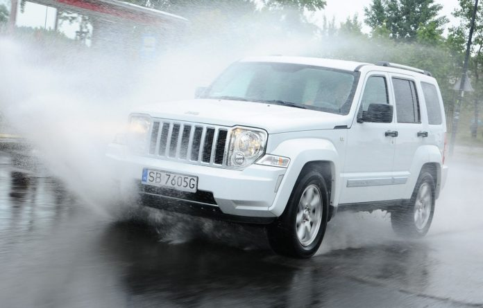 Владельцы внедорожников имеют наибольший комфорт с точки зрения вождения по глубоким лужам. Тем не менее, стоит ездить на них на лучших машинах как можно медленнее. 