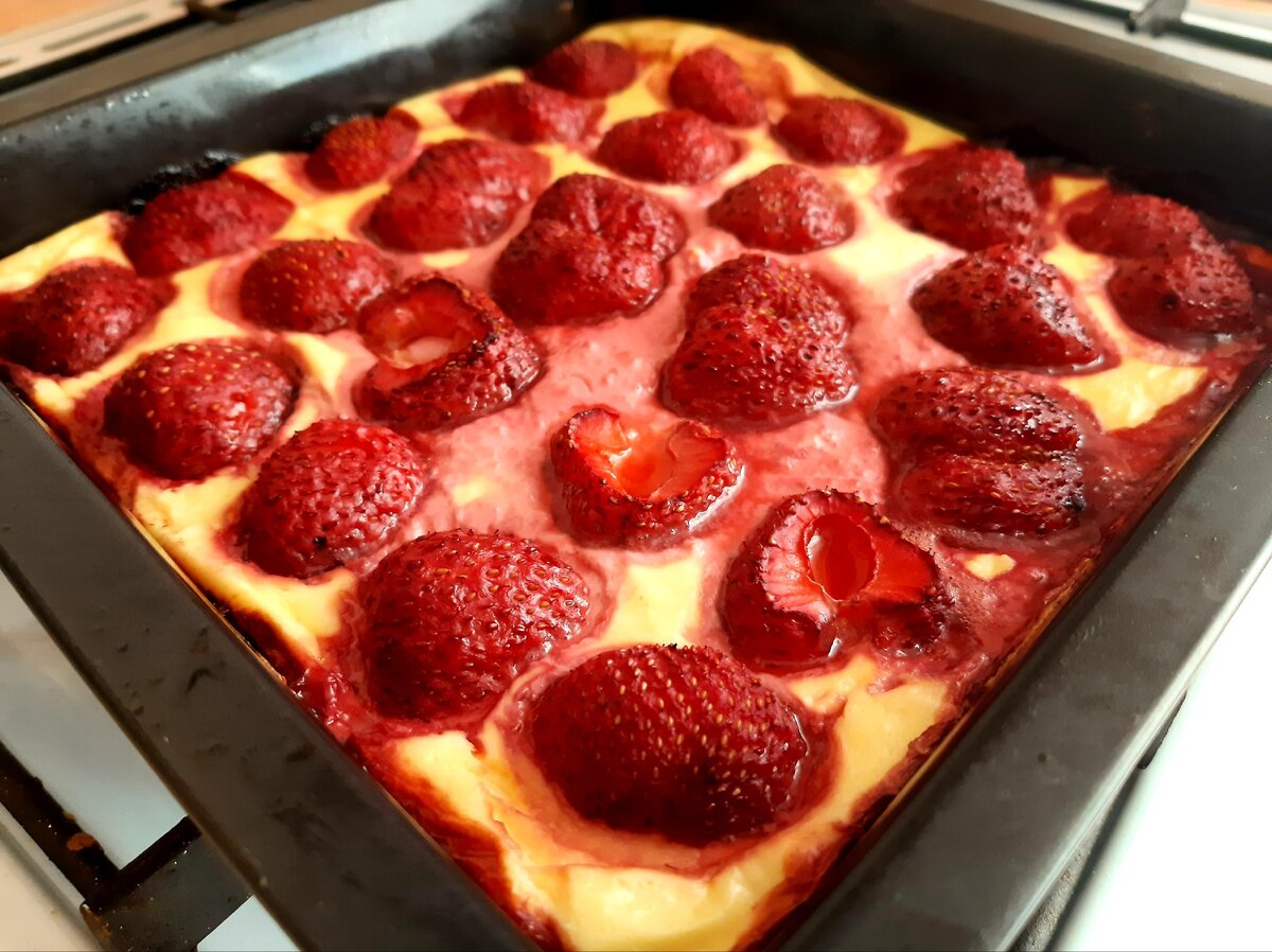 Клубнику конечно я сильно припекла. Можно вообще свежую класть поверх запеканки и будет прекрасно)