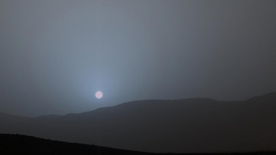 Марсоход Curiosity запечатлел этот закат в кратере Марса Гейл в 2015 году.