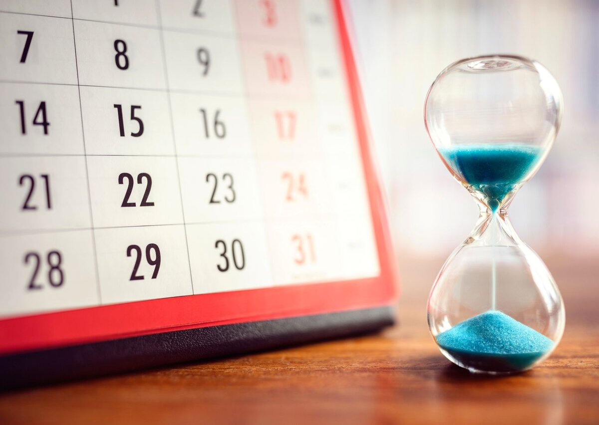 Большая ошибка ориентироваться на даты дедлайнов, которые публикуют университеты. Нужно быть раньше всех!