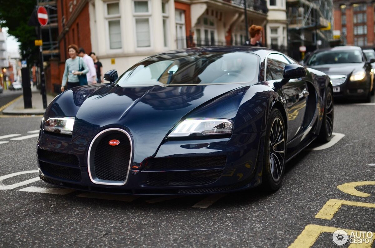 По большому счету, Bugatti Veyron сродни яйцам Фаберже, только с максимальной скоростью свыше 400 км/ч. Но такие же разноцветные, сделанные под конкретного заказчика и имеющие коллекционную ценность. Имея в руках легендарный бренд и выдающийся автомобиль, маркетологи Volkswagen изобрели гениальный способ, как попадать в новости гораздо чаще, нежели это обычно происходит — при выходе новых моделей. Они начали выпускать "специальные версии" Veyron с собственными названиями. В кавычках, потому что за редким исключением вся "специальность" заключалась в окраске кузова, обшивке салона и мелких элементах декора. Особенное издевательство — именовать "специальной версией" автомобиль, выпущенный вообще в единственном экземпляре, а таковых среди эксклюзивных разновидностей Bugatti Veyron большинство. По моему глубокому убеждению, должно быть как минимум два идентичных экземпляра, чтобы можно было говорить о "версии", а единственный автомобиль это просто выпуск под конкретного заказчика, какие бы пресс-релизы не рассылал производитель и каким красивые слова не добавлял после названия модели. Кстати, после Bugatti эту же порочную практику начали практиковать и Pagani, наклепав с десяток разных Zonda по 1 штуке каждой версии. 
Тем не менее, я давно хотел собрать все официальные разновидности Veyron в одну статью — просто чтобы разобраться самому в хронологии и особенностях этих "специальных версий", поскольку имеющиеся источники неполны и неточны. Сейчас наступило лучшее для этого время, поскольку 23 февраля производитель сообщил о прекращении производства Veyron — как и запланировано, 450-й экземпляр выпущен, продан заказчику из Ближнего Востока и, конечно же, тоже стал "специальной версией" — La Finale.

Для начала, есть 4 объективно разных серийных модификации Veyron, с которыми разобраться достаточно просто.

— Bugatti Veyron EB 16.4 (2005-2011)
— Bugatti Veyron EB 16.4 Grand Sport (2008-2012)
— Bugatti Veyron EB 16.4 Super Sport (2010-2012)
— Bugatti Veyron EB 16.4 Grand Sport Vitesse (2012-2015)

Veyron без дополнительных суффиксов в названии — купе мощностью 1001 л.с. с максимальной скоростью 408 км/ч.
Super Sport — купе мощностью 1200 л.с. и измененным аэродинамическим обвесом, что позволило достичь максимальную скорость 431 км/ч, однако на серийных автомобилях стоит ограничитель на уровне 415 км/ч из-за опасения производителя за покрышки.
Совокупный выпуск Veyron в кузове купе (обычного и Super Sport) составил 300 экземпляров и прекратился в 2012 году. Из этого числа 30 автомобилей были выпущены в спецификации Super Sport.

Grand Sport — открытая версия Veyron, производившаяся с 2008 года. Имеет жесткую съемную крышу и мягкий тент от дождя. Мощность 1001 л.с., максимальная скорость разная в зависимости от положения крыши: те же 408 км/ч с закрытой, 369 км/ч с открытой и 131 км/ч с мягким верхом.
Grand Sport Vitesse — вполне закономерно появившаяся в 2012 году кабрио-разновидность Super Sport, пришедшая на смену простому Grand Sport. 1200 л.с., улучшенная динамика разгона, но при движении с открытой крышей скорость серийных машин по-прежнему ограничена на 375 км/ч. Тем не менее, на закрытой трассе автомобиль показал 408,84 км/ч, что делает его (правда, достаточно предсказуемо) самым быстрым серийным кабриолетом в мире.
Производство открытых версий суперкара было изначально ограничено на уровне 150 экземпляров, из которых около трети приходится на Vitesse. Последний продали 23 февраля 2015 года, что ставит точку в истории Bugatti Veyron.

На основе базового Bugatti Veyron EB 16.4 было создано пять официальных "специальных версий" согласно сайту Bugatti, но есть еще две — Sang d'Argent и Nocturne:

Pur Sang (2007) — был представлен на Франкфуртском автосалоне. Название означает «чистая кровь» по-французски, в дальнейшем этот язык станет традиционным для большинства названий особенных Veyron. Пять автомобилей этой разновидности показывали Veyron таким, как он есть: некрашенный алюминий и не менее некрашеный углепластик всех наружных панелей.

