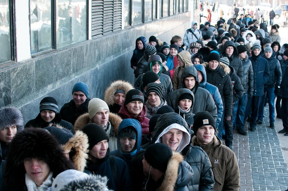 Очередь из людей. Очередь. Как называется стоящий в очереди. Очередь в магазине. Толпа покупателей в магазине.