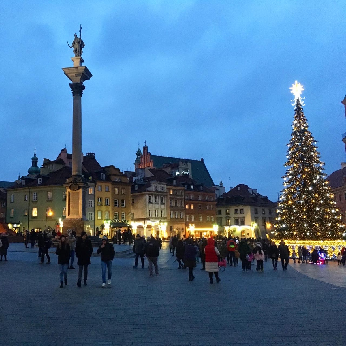 Это одна из площадей Варшавы. Продолжение Нового Года у нас было здесь.