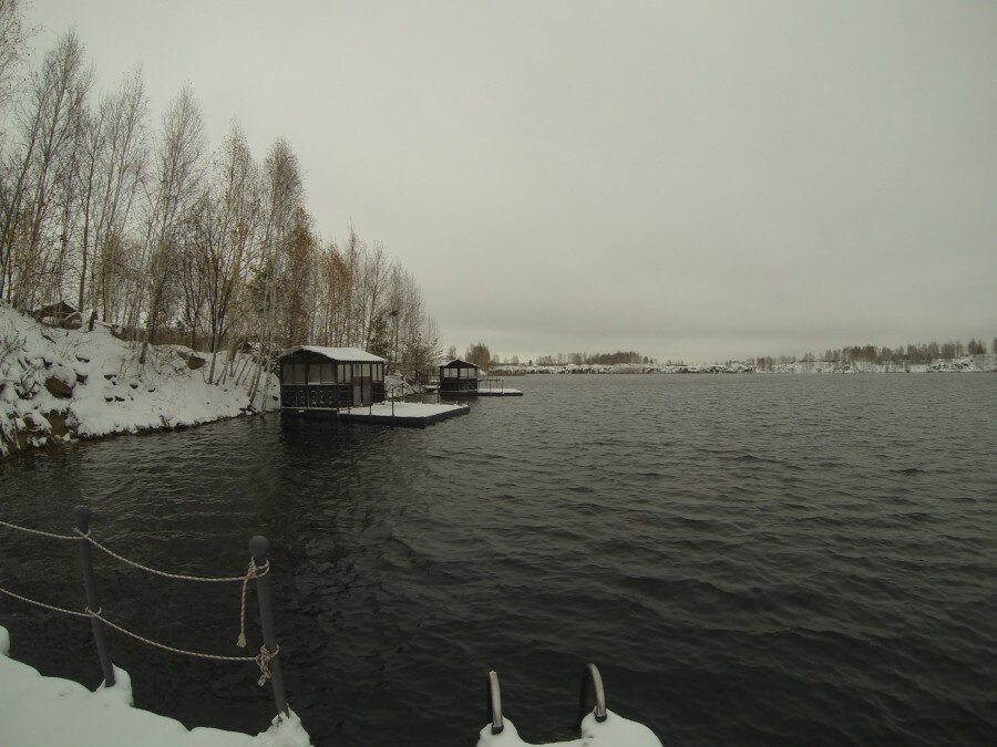 

Закрытие сезона открытой воды в этом году получилось очень насыщенным и интересным. Уральская погода крайне не предсказуема и на намеченные выходные выпал снег. Да не просто припорошило слегка, а завалило сугробами. Но как гласят легенды для суровых Челябинских дайверов снежные покровы это лишь потеха. И вот мы с бадди уже мчим по заснеженной дороге, радуясь как дети возможностям своих полноприводных автомобилей к заветному карьеру, который стал уже любимым и почти своим.