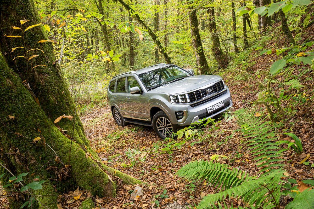 Новый Kia Mohave получил 3.0-литровый дизельный двигатель, восьмиступенчатый гидроавтомат и двухступенчатую раздаточную коробку.