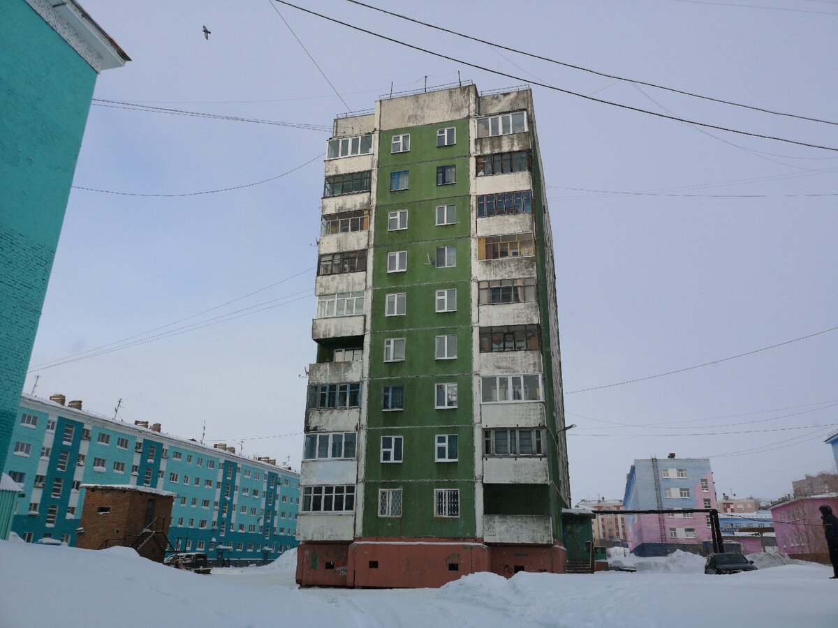 Обычный г. Панельки на севере. Дудинка покраска домов 2022. В Дудинке покрасили дома. На севере дома красят в яркие.