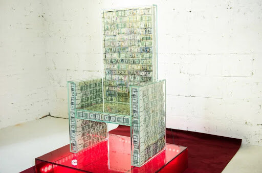 На фото аттракцион Денежный трон Х10: миллион настоящих долларов в бронированной стеклянной оболочке позволяют почувствовать мощную энергию денег тому, кто посидел на нём (всего за каких-то 600рублей).